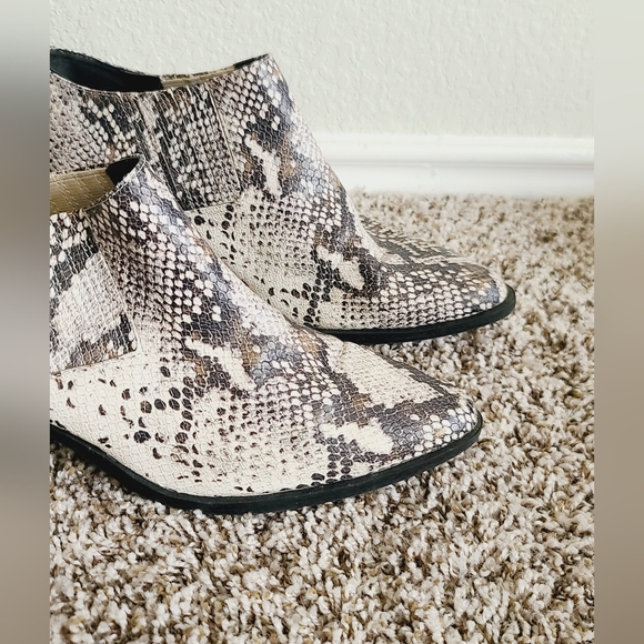 Steve Madden Faux Python Snake Animal Black White Ankle Booties - Picture 3 of 7
